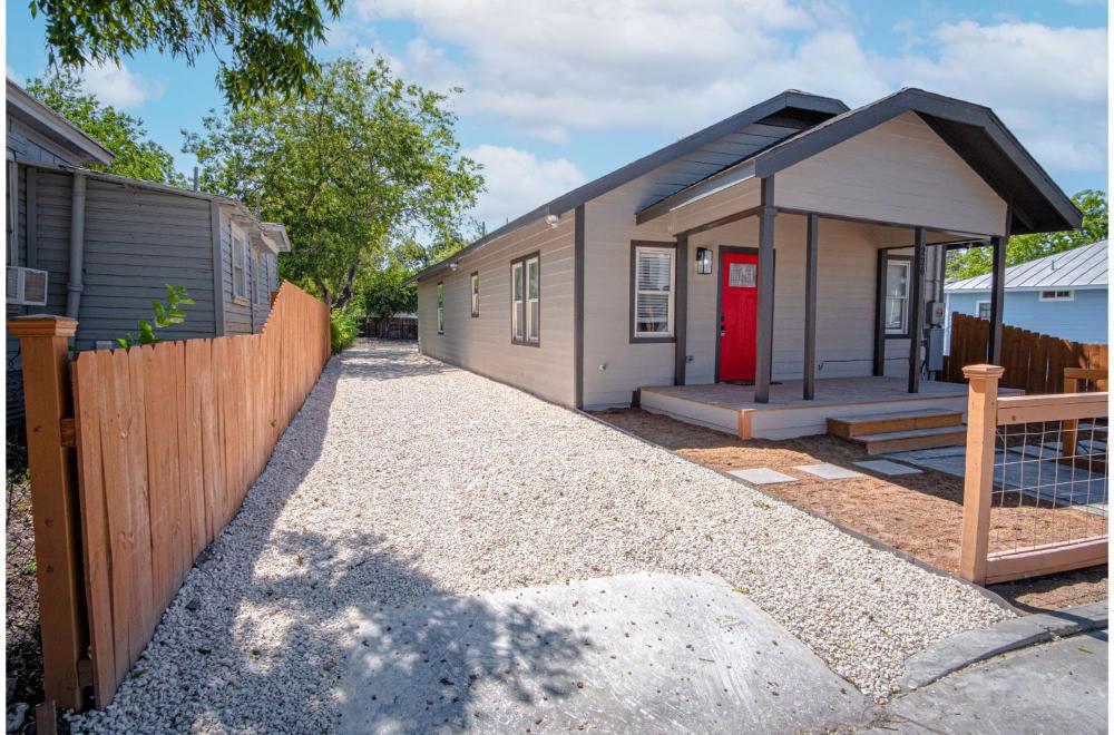 Delightfully Renovated 4 BR2 BA Near DT Riverwalk